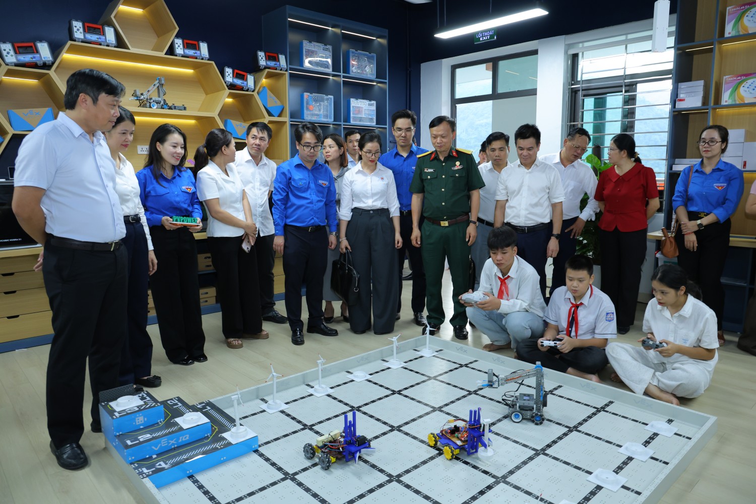 Khánh thành phòng thực hành giáo dục STEM tại trường PETROVIETNAM - Phong Thổ Khánh thành phòng thực hành giáo dục STEM tại trường PETROVIETNAM - Phong Thổ