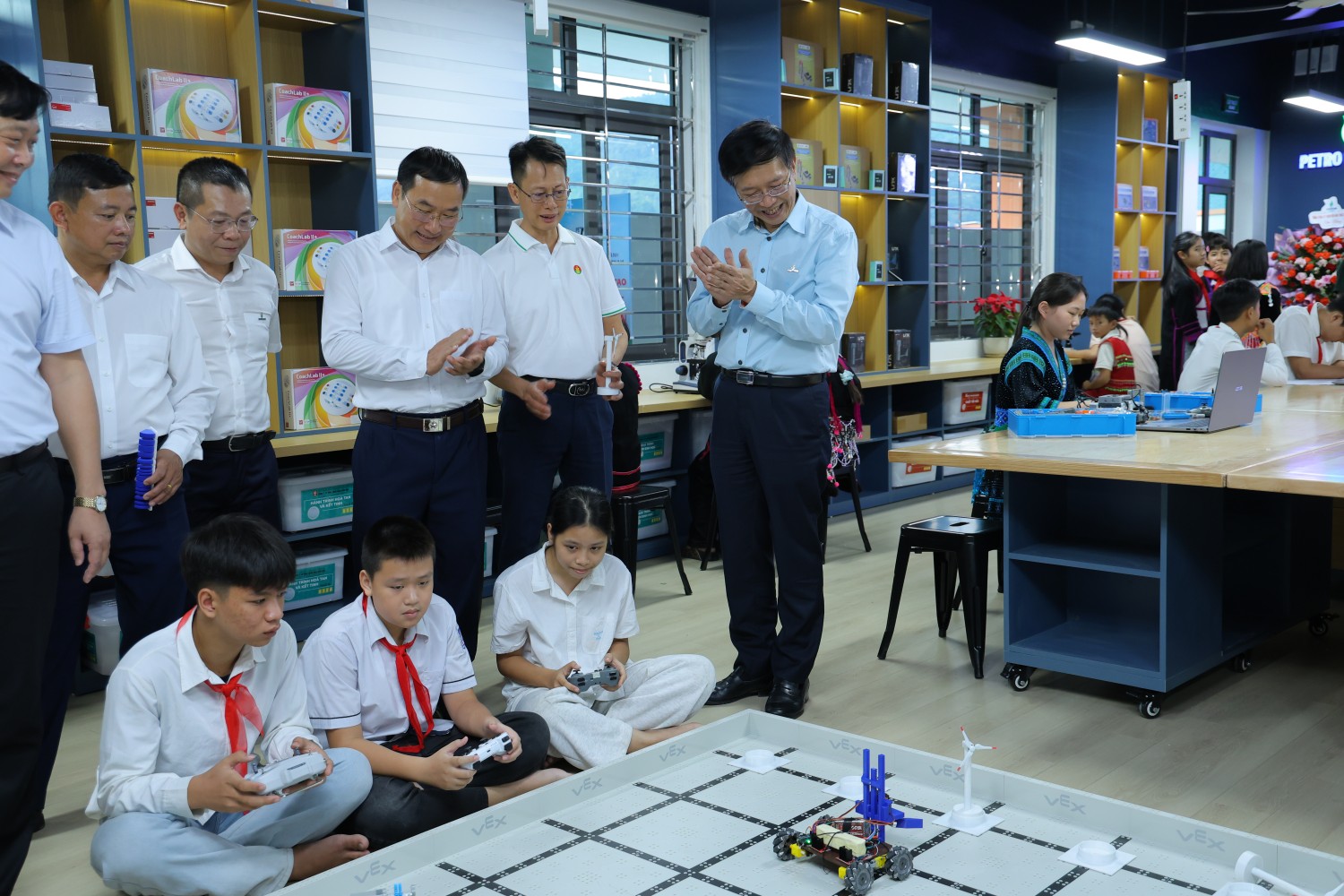 Khánh thành phòng thực hành giáo dục STEM tại trường PETROVIETNAM - Phong Thổ Khánh thành phòng thực hành giáo dục STEM tại trường PETROVIETNAM - Phong Thổ