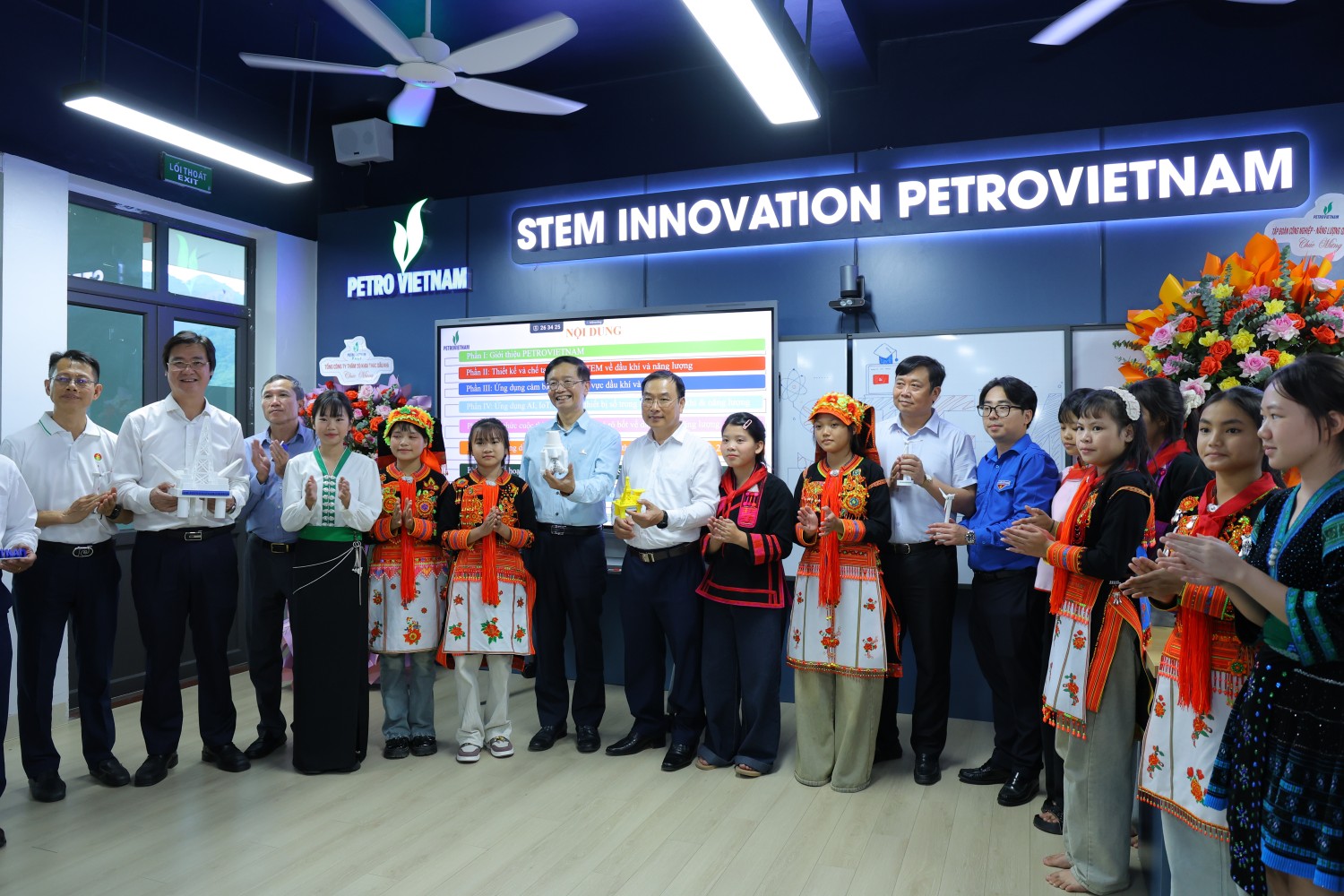 Trung thu đầu tiên dưới mái trường PETROVIETNAM – Phong Thổ