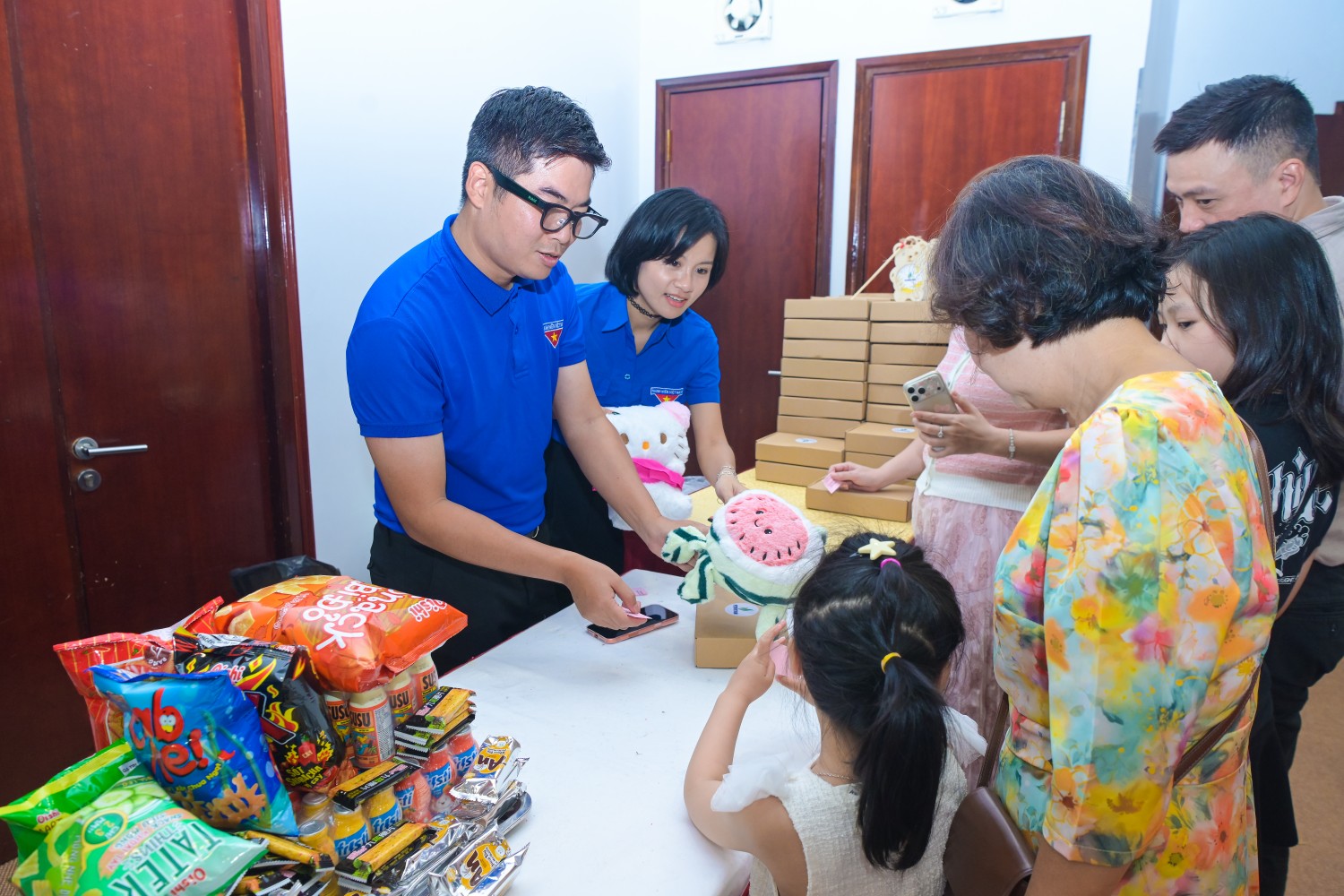 Đoàn Thanh niên BMQL&ĐH PETROVIETNAM mang “Ánh trăng tuổi thơ” đến với các em nhỏ Đoàn Thanh niên BMQL&ĐH PETROVIETNAM mang “Ánh trăng tuổi thơ” đến với các em nhỏ