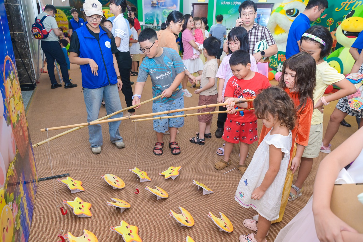 Đoàn Thanh niên BMQL&ĐH PETROVIETNAM mang “Ánh trăng tuổi thơ” đến với các em nhỏ Đoàn Thanh niên BMQL&ĐH PETROVIETNAM mang “Ánh trăng tuổi thơ” đến với các em nhỏ