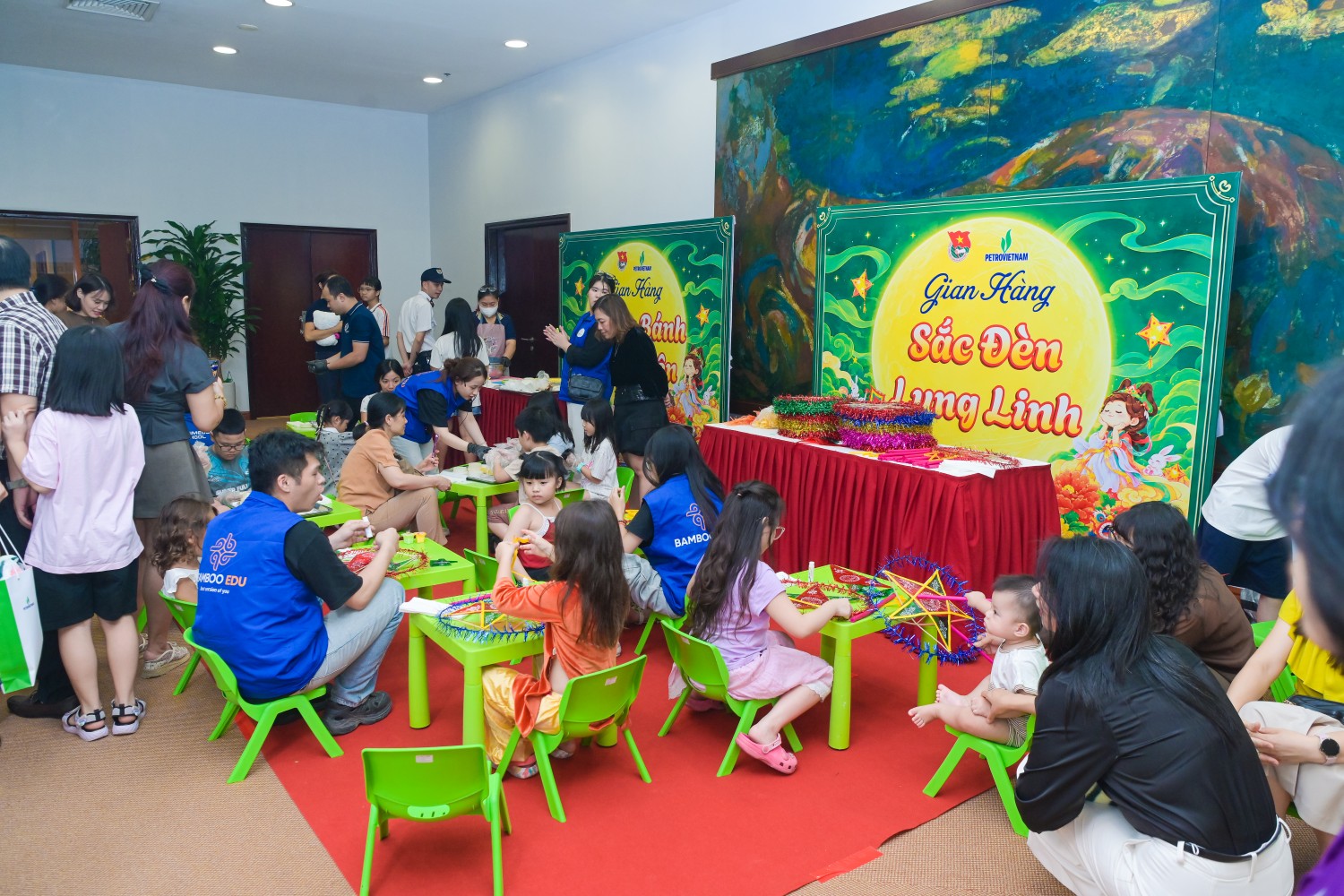 Đoàn Thanh niên BMQL&ĐH PETROVIETNAM mang “Ánh trăng tuổi thơ” đến với các em nhỏ Đoàn Thanh niên BMQL&ĐH PETROVIETNAM mang “Ánh trăng tuổi thơ” đến với các em nhỏ
