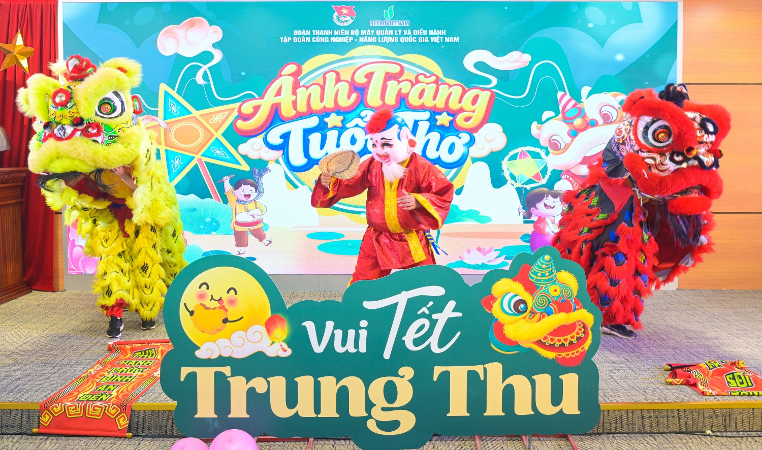 Đoàn Thanh niên BMQL&ĐH PETROVIETNAM mang “Ánh trăng tuổi thơ” đến với các em nhỏ