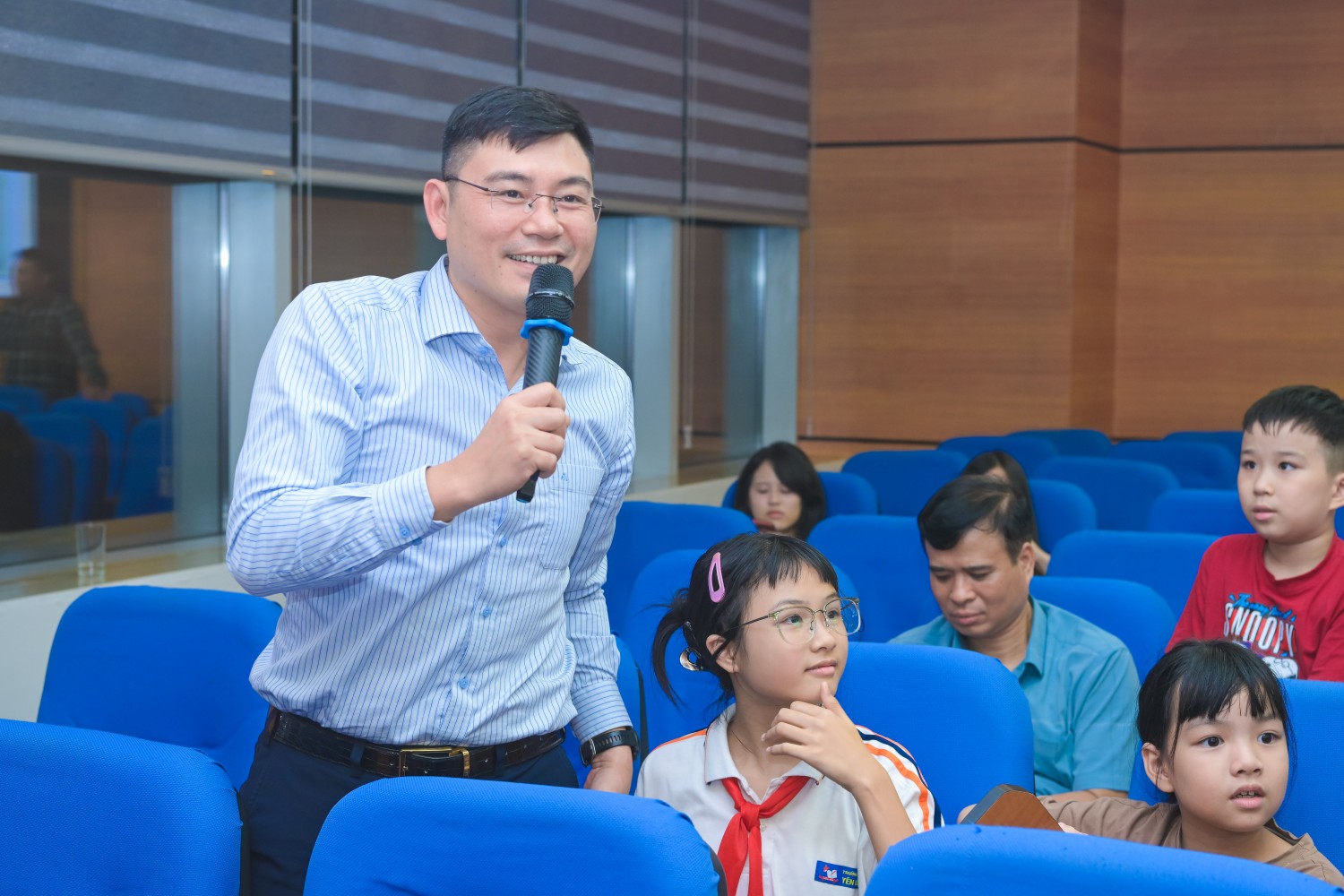 Đoàn Thanh niên BMQL&ĐH PETROVIETNAM mang “Ánh trăng tuổi thơ” đến với các em nhỏ