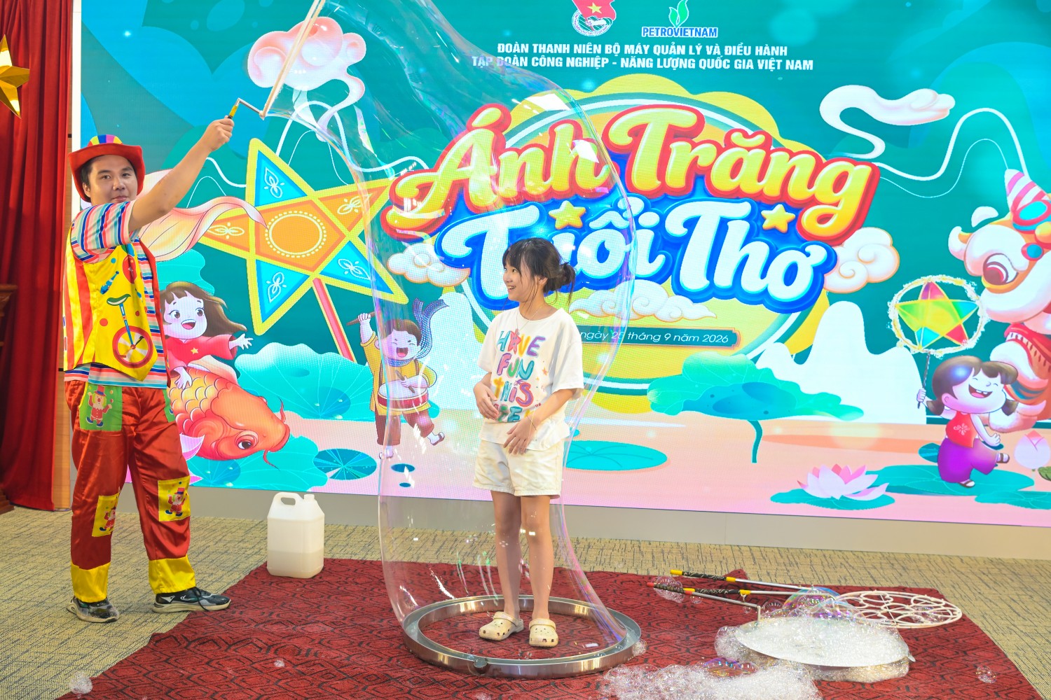 Đoàn Thanh niên BMQL&ĐH PETROVIETNAM mang “Ánh trăng tuổi thơ” đến với các em nhỏ Đoàn Thanh niên BMQL&ĐH PETROVIETNAM mang “Ánh trăng tuổi thơ” đến với các em nhỏ