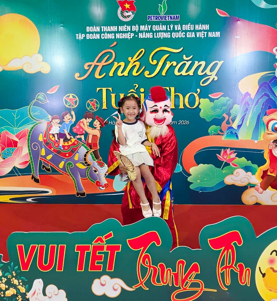 Đoàn Thanh niên BMQL&ĐH PETROVIETNAM mang “Ánh trăng tuổi thơ” đến với các em nhỏ