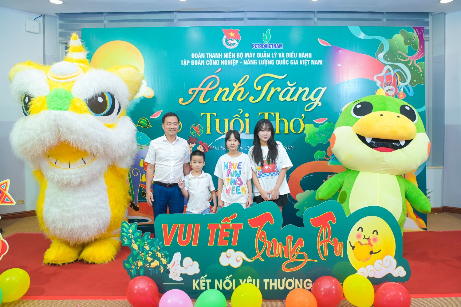 Đoàn Thanh niên BMQL&ĐH PETROVIETNAM mang “Ánh trăng tuổi thơ” đến với các em nhỏ Đoàn Thanh niên BMQL&ĐH PETROVIETNAM mang “Ánh trăng tuổi thơ” đến với các em nhỏ