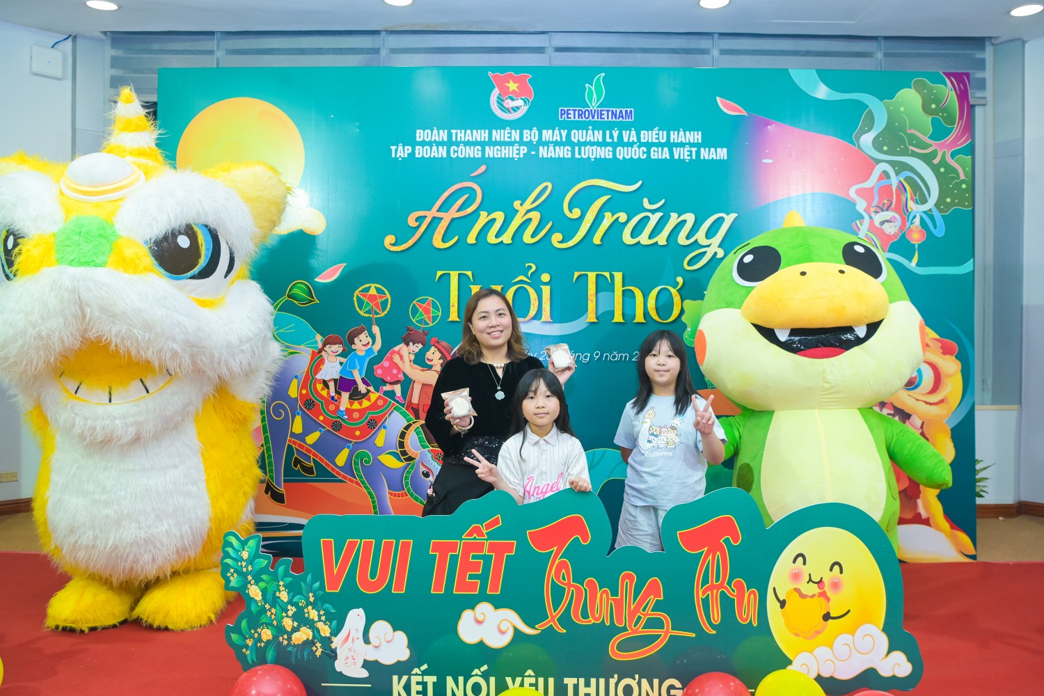 Đoàn Thanh niên BMQL&ĐH PETROVIETNAM mang “Ánh trăng tuổi thơ” đến với các em nhỏ