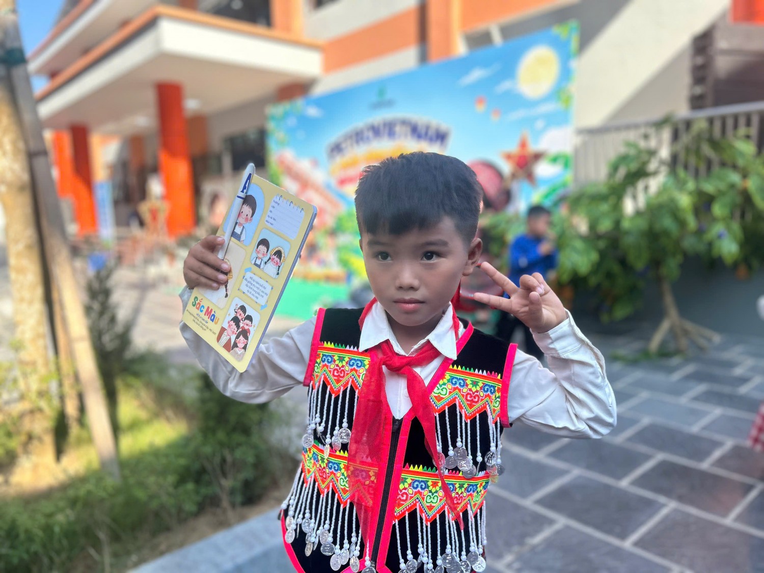Nụ cười em thơ và hơi ấm nghĩa tình PETROVIETNAM mùa Trung thu biên cương