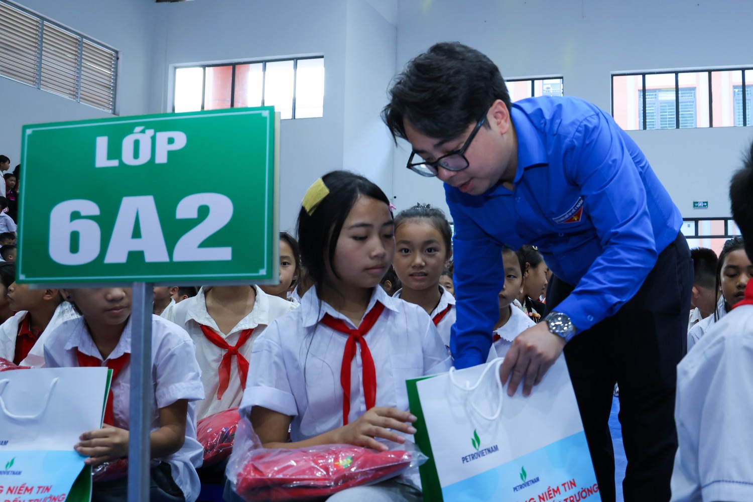 Nụ cười em thơ và hơi ấm nghĩa tình PETROVIETNAM mùa Trung thu biên cương