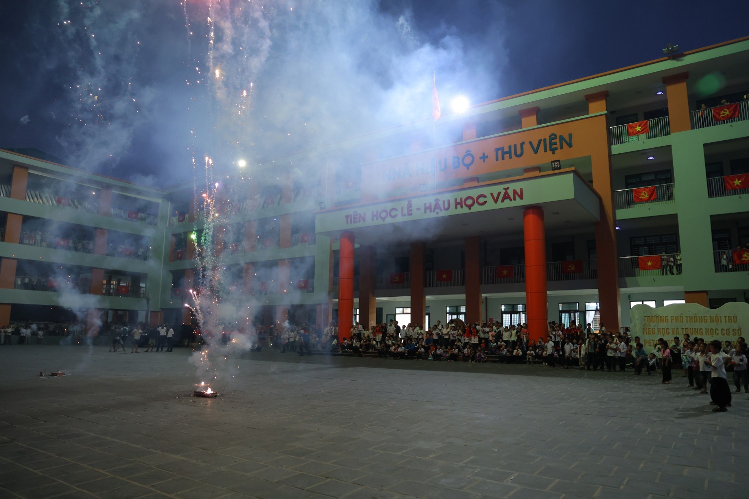 Nụ cười em thơ và hơi ấm nghĩa tình PETROVIETNAM mùa Trung thu biên cương
