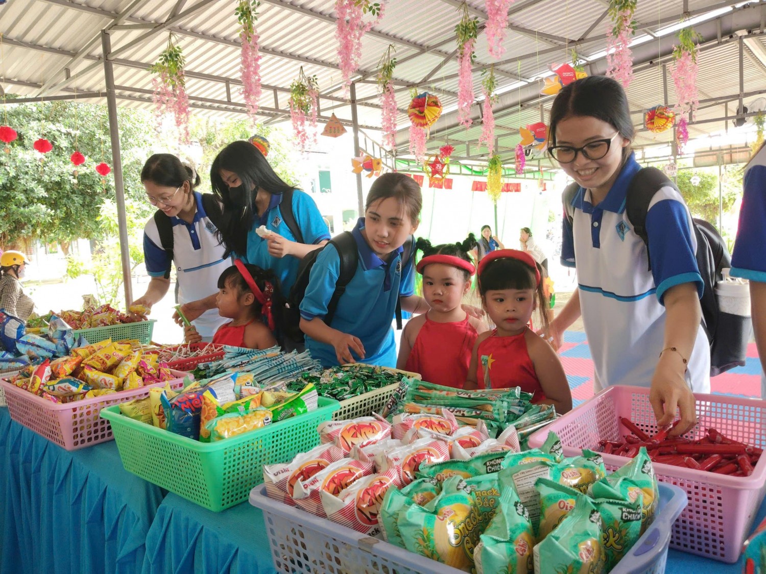 Đoàn Thanh niên PTSC Long Phú mang Trung thu đến với các em nhỏ Trường Mầm non xã Đại Ngãi.
