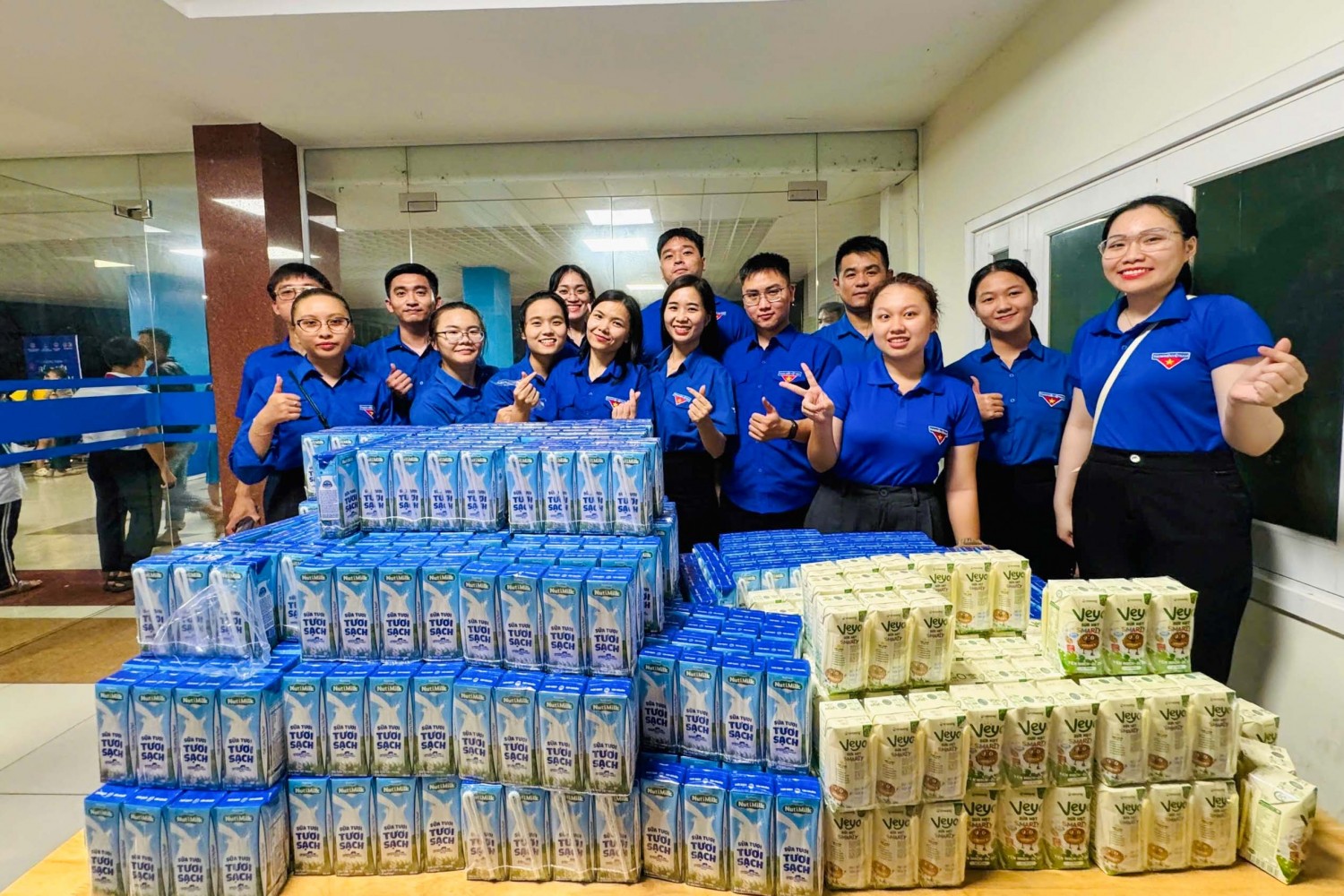 Các Đoàn viên Thanh niên BSR chuẩn bị các phần quà cho các em thiếu nhi.