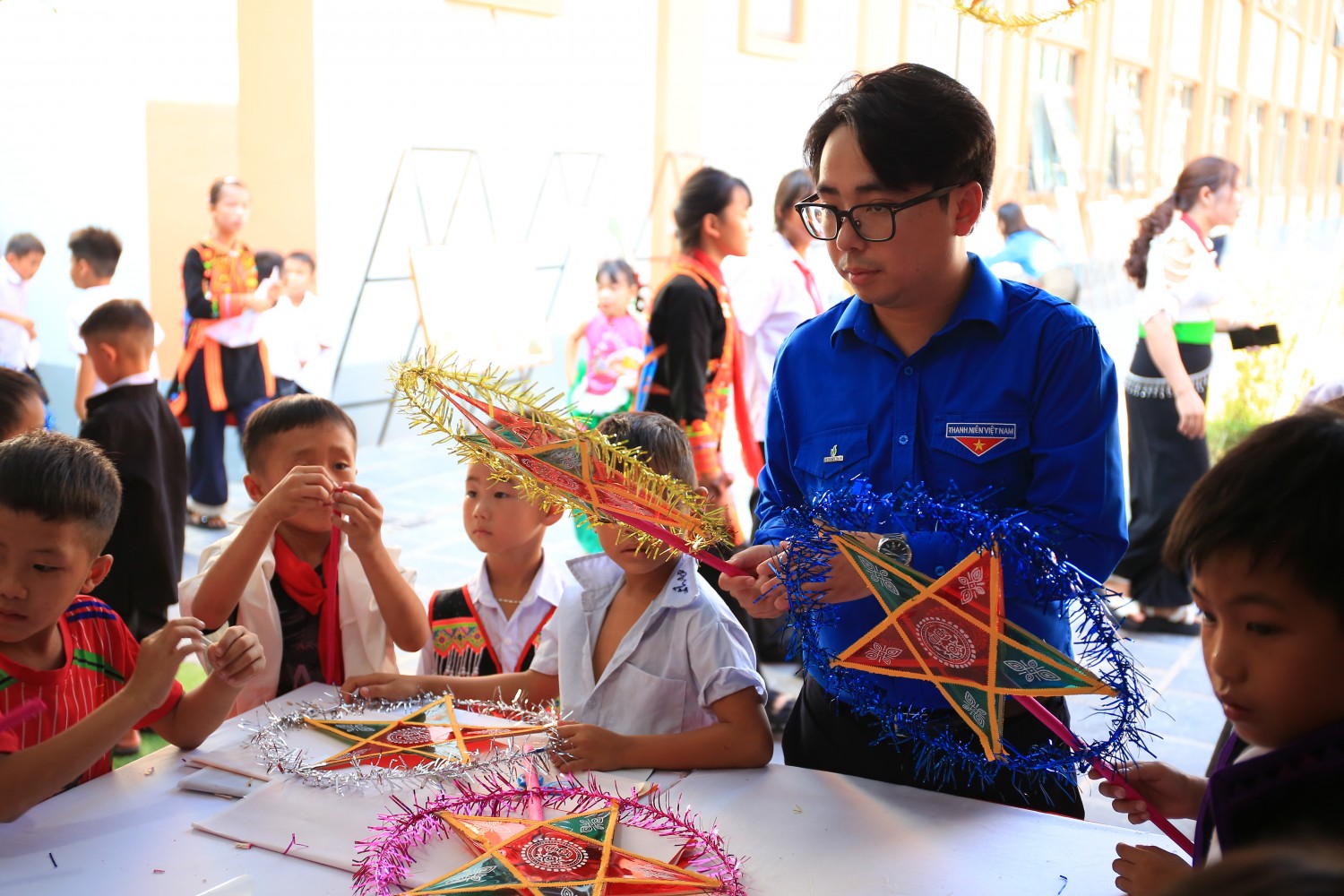 Chương trình “Thắp sắng niềm tin - Nâng bước em đến trường” truyền cảm hứng cho người lao động PETROVIETNAM