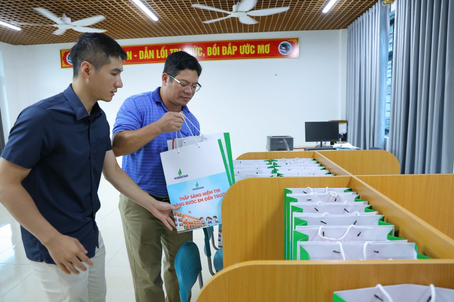 Chương trình “Thắp sắng niềm tin - Nâng bước em đến trường” truyền cảm hứng cho người lao động PETROVIETNAM
