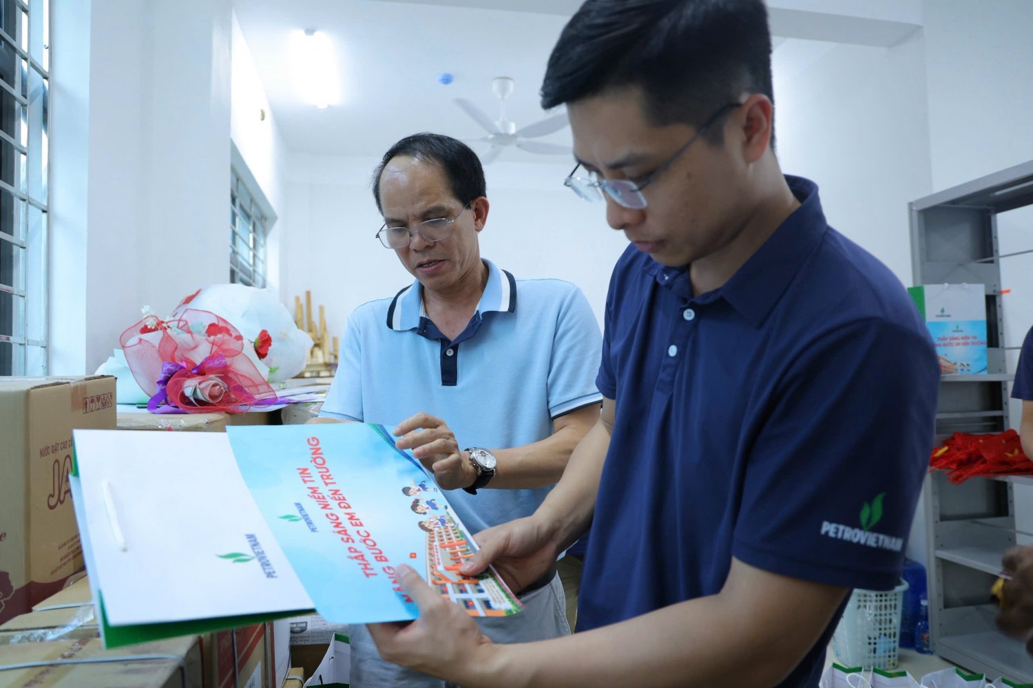 Chương trình “Thắp sắng niềm tin - Nâng bước em đến trường” truyền cảm hứng cho người lao động PETROVIETNAM
