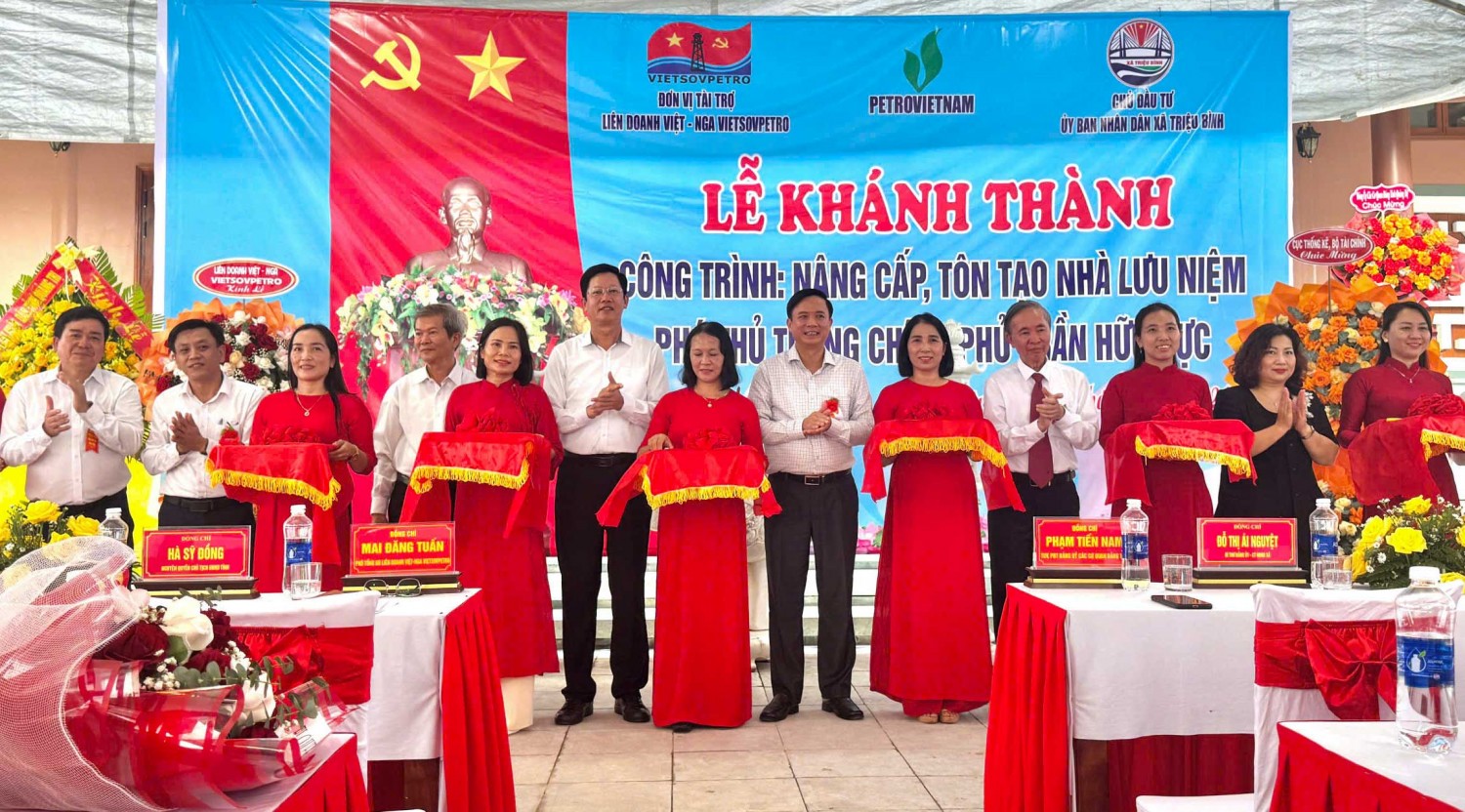 Đại diện chính quyền địa phương và nhà tài trợ thực hiện cắt băng khánh thành Nhà lưu niệm Phó Thủ tướng Chính phủ Trần Hữu Dực. Đại diện chính quyền địa phương và nhà tài trợ thực hiện cắt băng khánh thành Nhà lưu niệm Phó Thủ tướng Chính phủ Trần Hữu Dực.