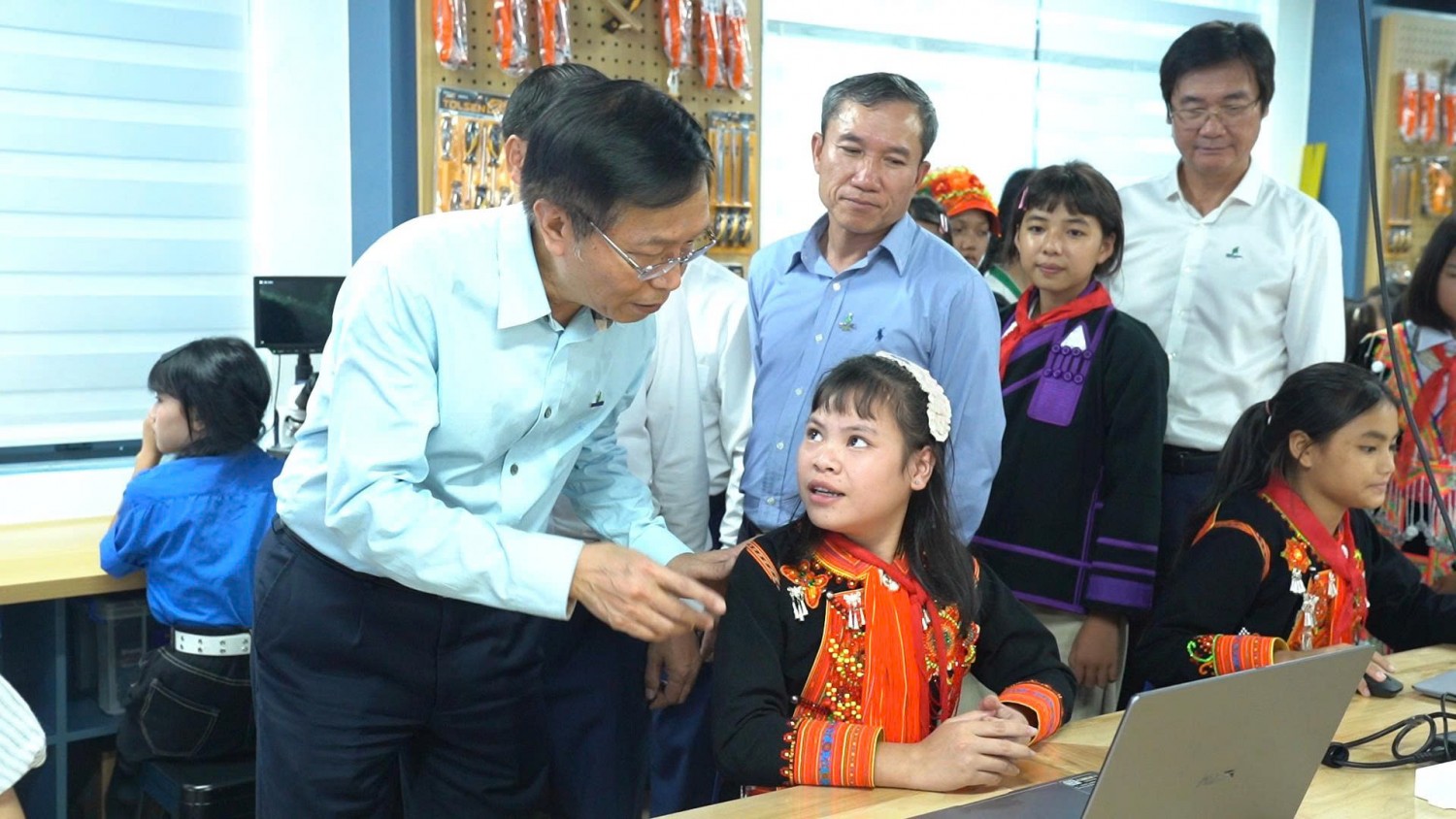 Từ nguy cơ bỏ học đến ước mơ làm chủ công nghệ của cô học trò vùng biên