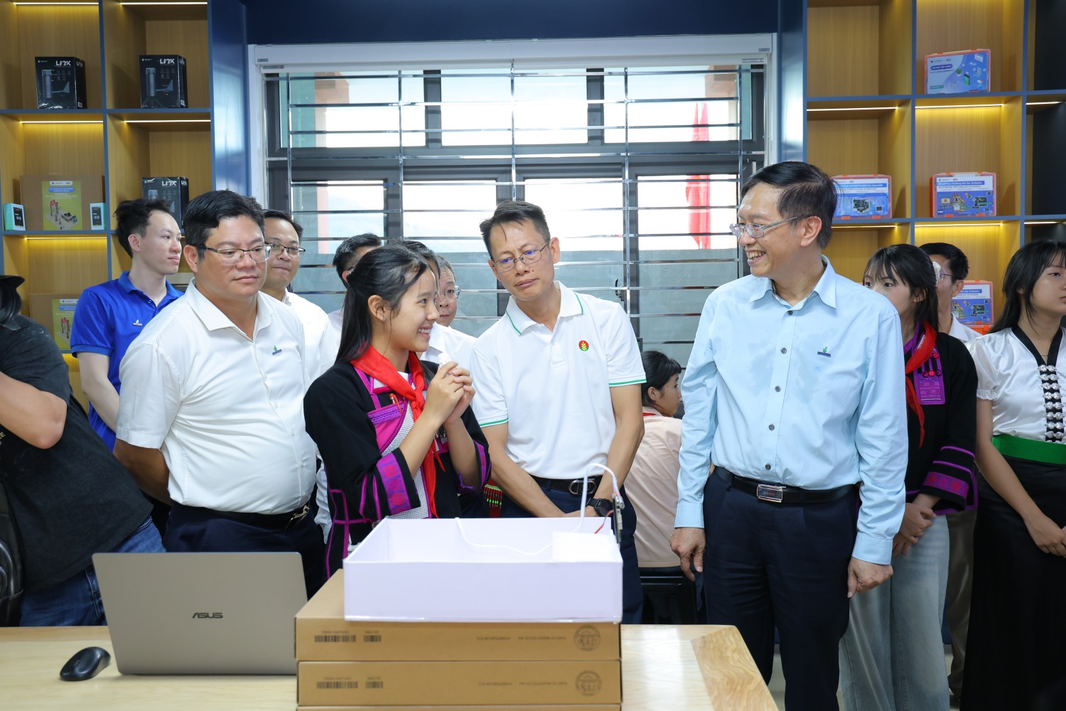 Từ nguy cơ bỏ học đến ước mơ làm chủ công nghệ của cô học trò vùng biên