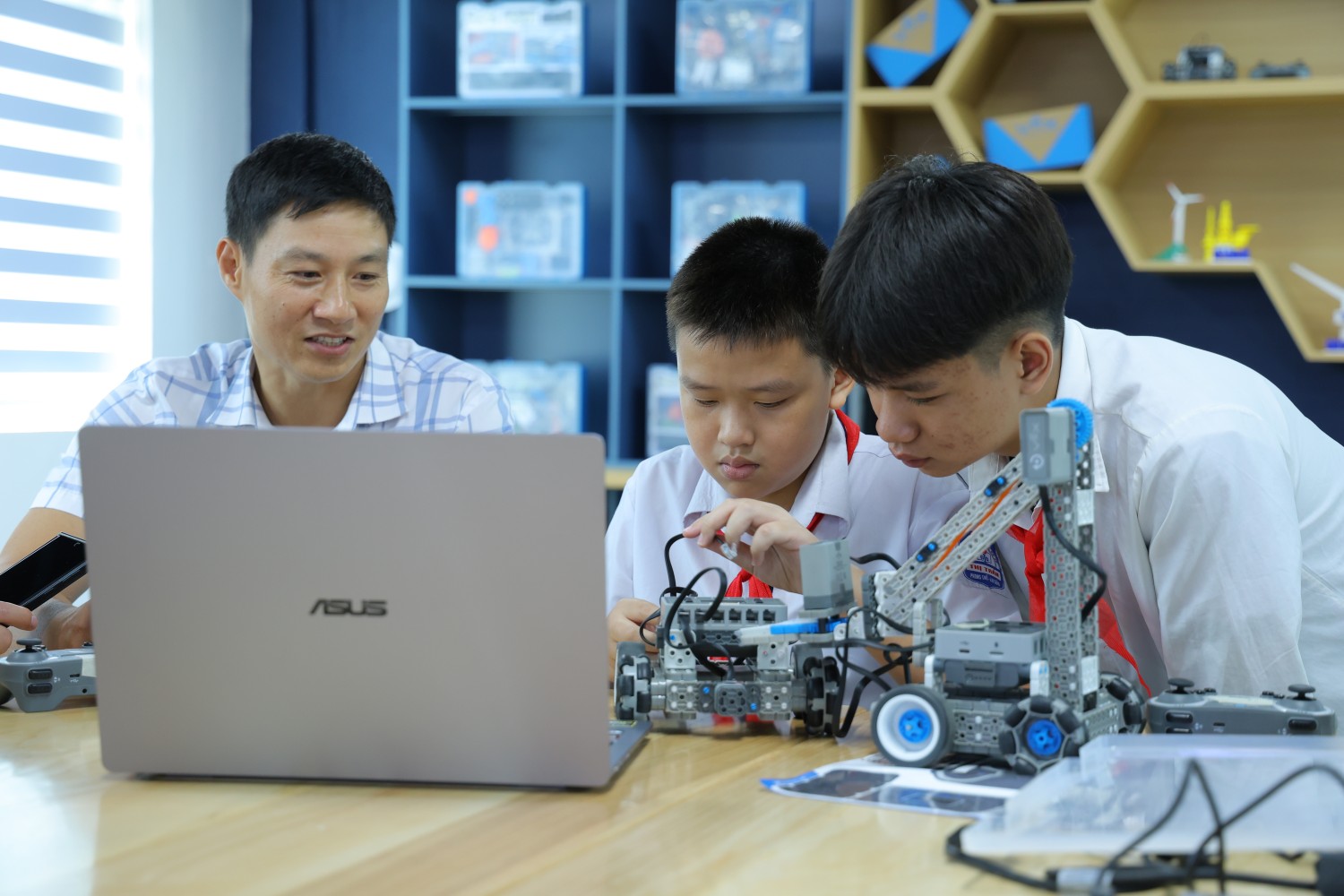 Từ nguy cơ bỏ học đến ước mơ làm chủ công nghệ của cô học trò vùng biên