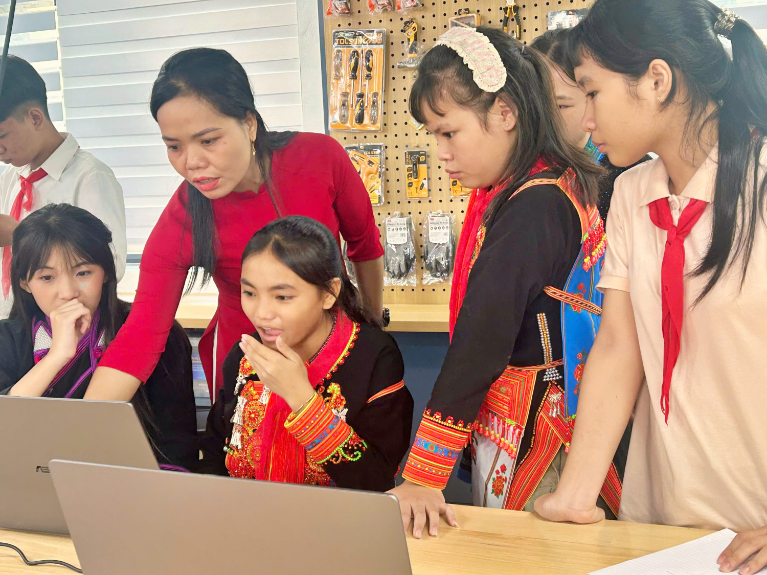 Từ nguy cơ bỏ học đến ước mơ làm chủ công nghệ của cô học trò vùng biên