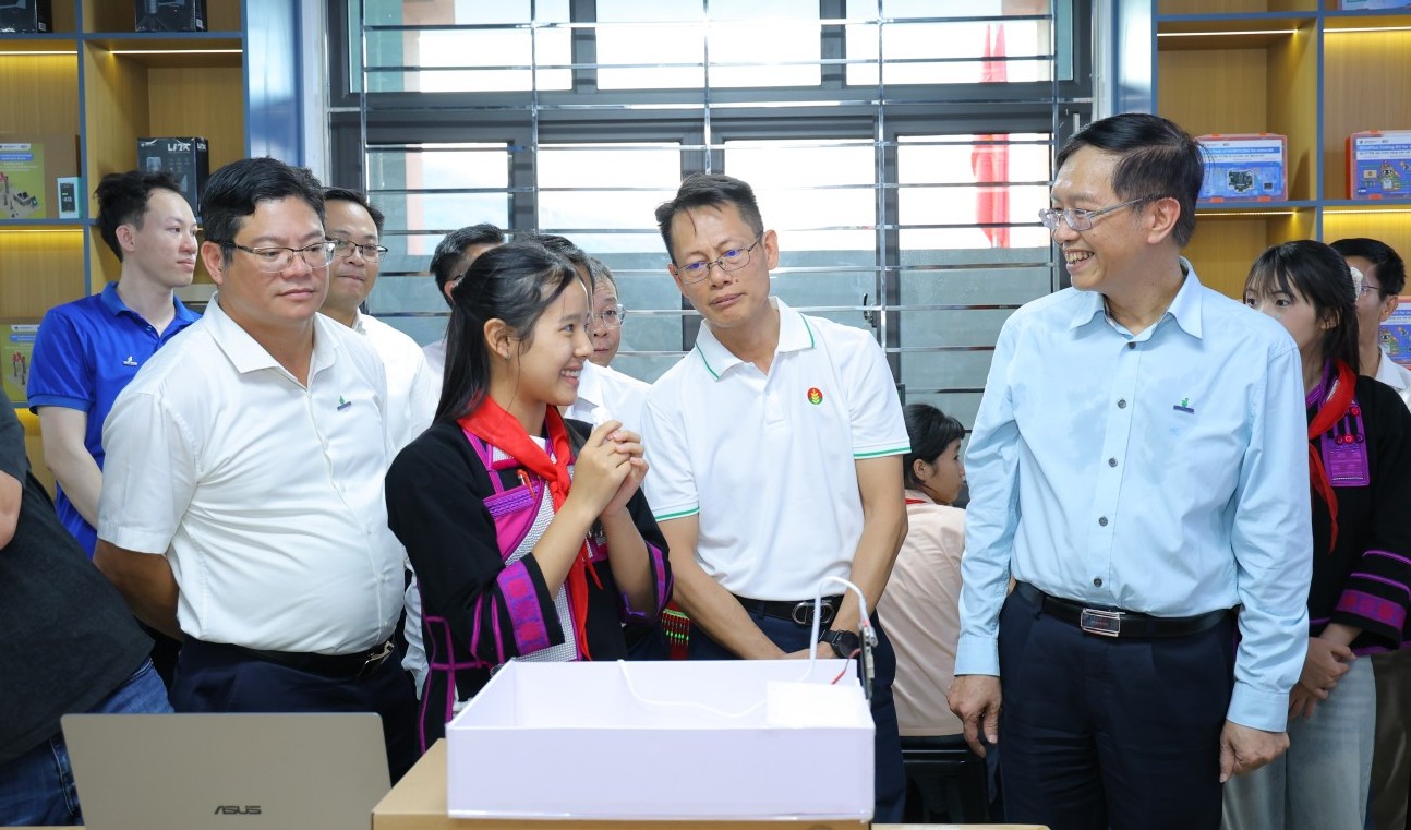 Từ nguy cơ bỏ học đến ước mơ làm chủ công nghệ của cô học trò vùng biên