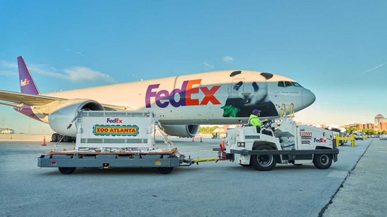 Hai “hành khách” đặc biệt trên chuyến bay FedEx từ Trung Quốc sang Mỹ Hai “hành khách” đặc biệt trên chuyến bay FedEx từ Trung Quốc sang Mỹ