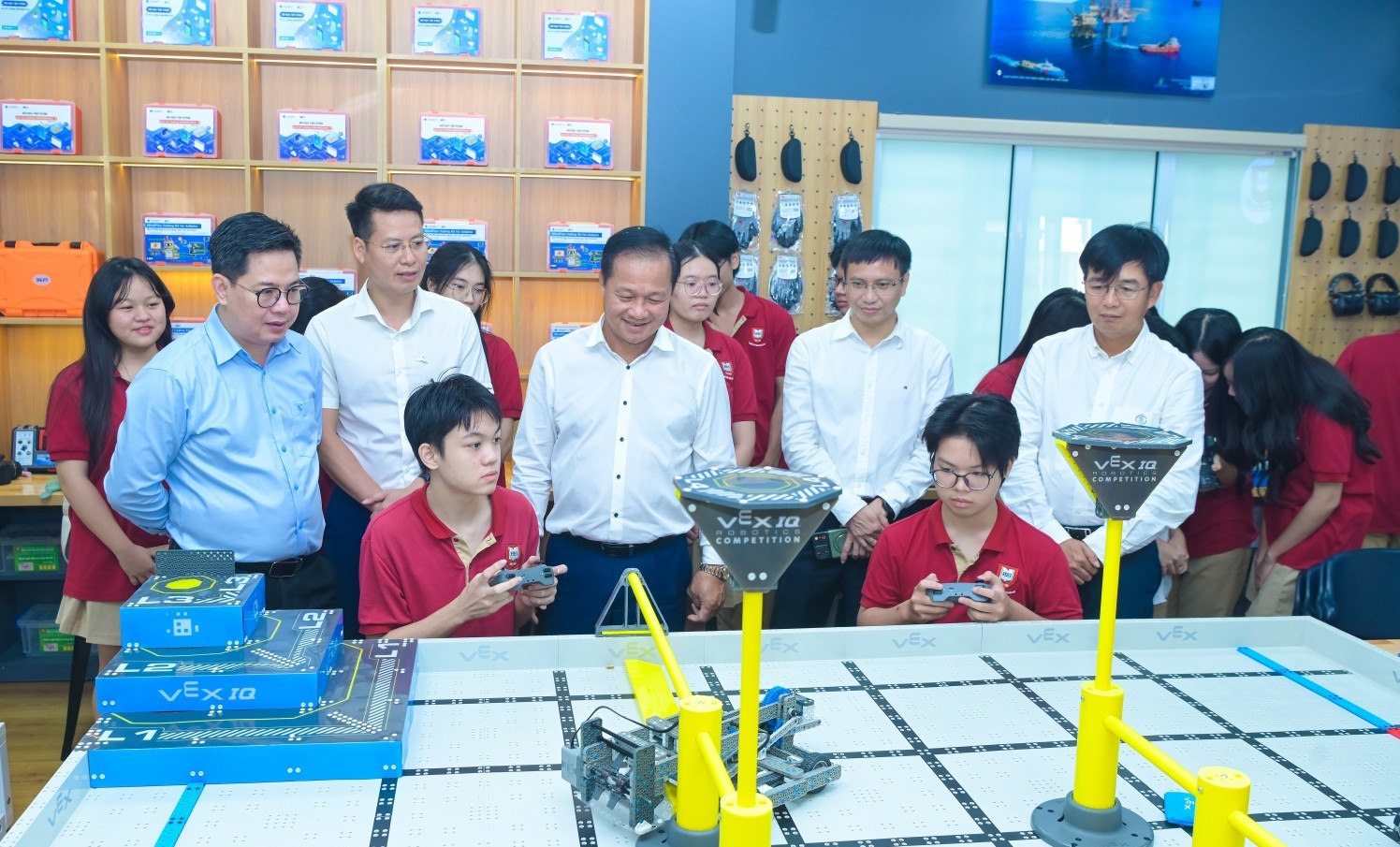 PETROVIETNAM mở ra không gian học tập sáng tạo STEM tại Trường THPT Khoa học Giáo dục