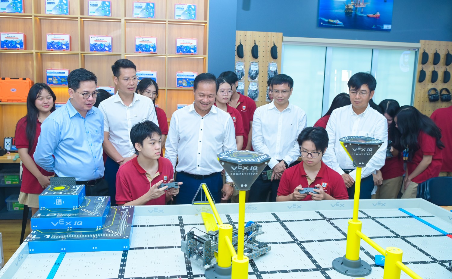Các đại biểu tham quan phòng thực hành giáo dục STEM