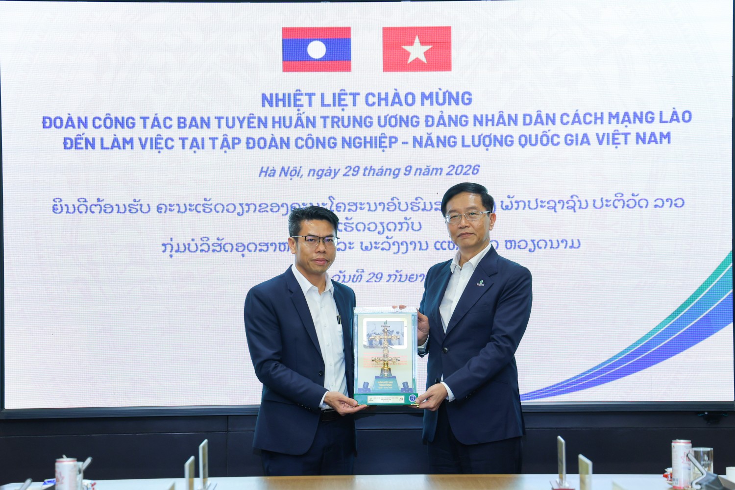 Đảng ủy PETROVIETNAM làm việc với Ban Tuyên huấn Trung ương Đảng Nhân dân Cách mạng Lào