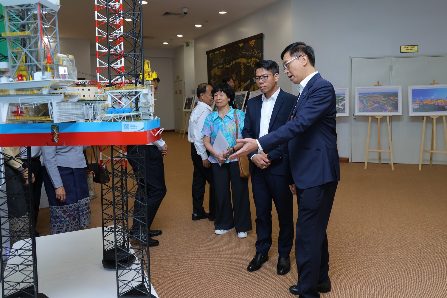 Đảng ủy PETROVIETNAM làm việc với Ban Tuyên huấn Trung ương Đảng Nhân dân Cách mạng Lào