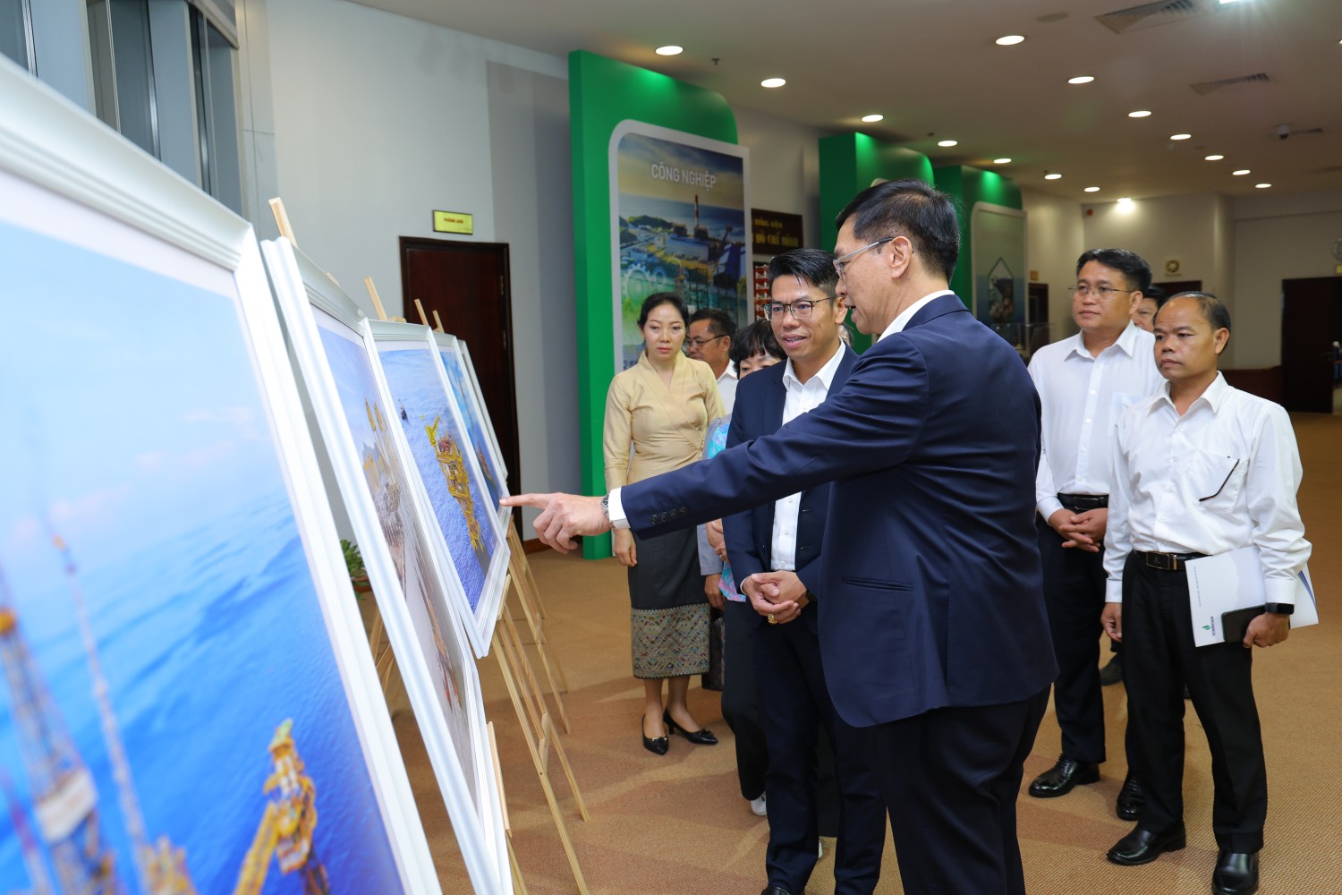 Đảng ủy PETROVIETNAM làm việc với Ban Tuyên huấn Trung ương Đảng Nhân dân Cách mạng Lào
