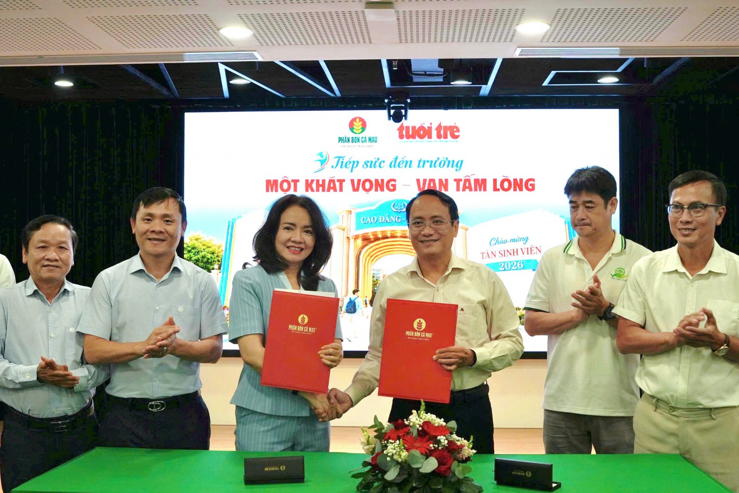 Phân bón Cà Mau tiếp tục đồng hành cùng chương trình “Tiếp sức đến trường” Phân bón Cà Mau tiếp tục đồng hành cùng chương trình “Tiếp sức đến trường”