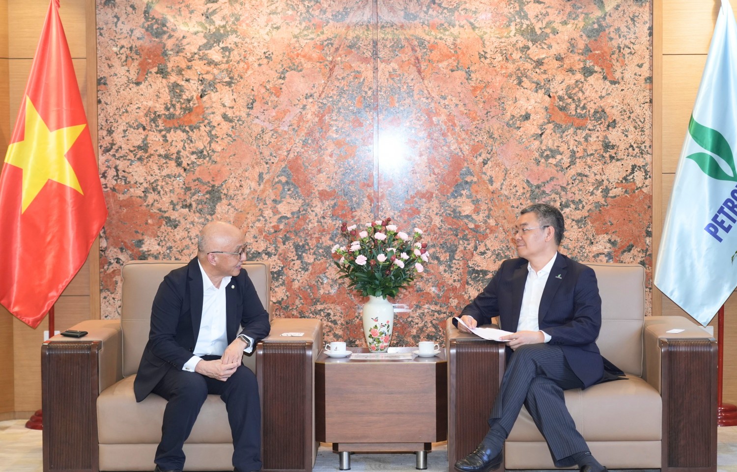 Tổng Giám đốc PETROVIETNAM Lê Mạnh Cường trao đổi với ông Dato’ John Chong Eng Chuan, Giám đốc Điều hành Tập đoàn, Khối Ngân hàng Toàn cầu của Maybank, Indonesia. Tổng Giám đốc PETROVIETNAM Lê Mạnh Cường trao đổi với ông Dato’ John Chong Eng Chuan, Giám đốc Điều hành Tập đoàn, Khối Ngân hàng Toàn cầu của Maybank, Indonesia.