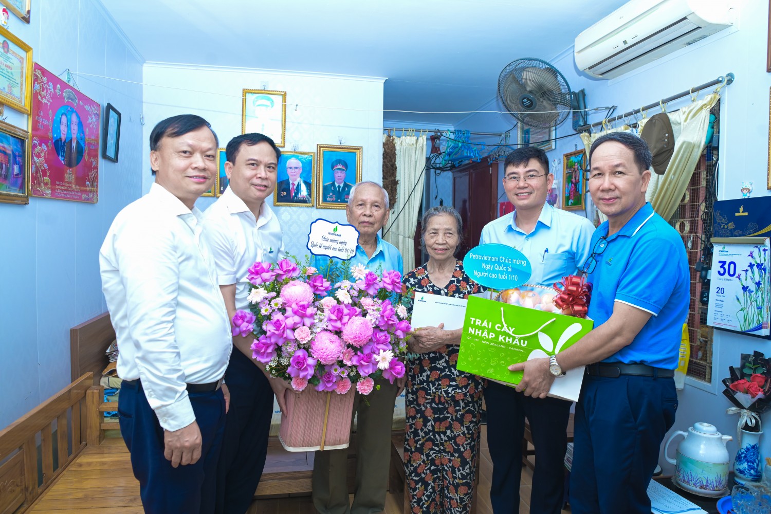 Đoàn công tác đến thăm ông Nguyễn Khắc Bảy, Ủy viên Ban LLHT Bộ máy QL&ĐH Tập đoàn