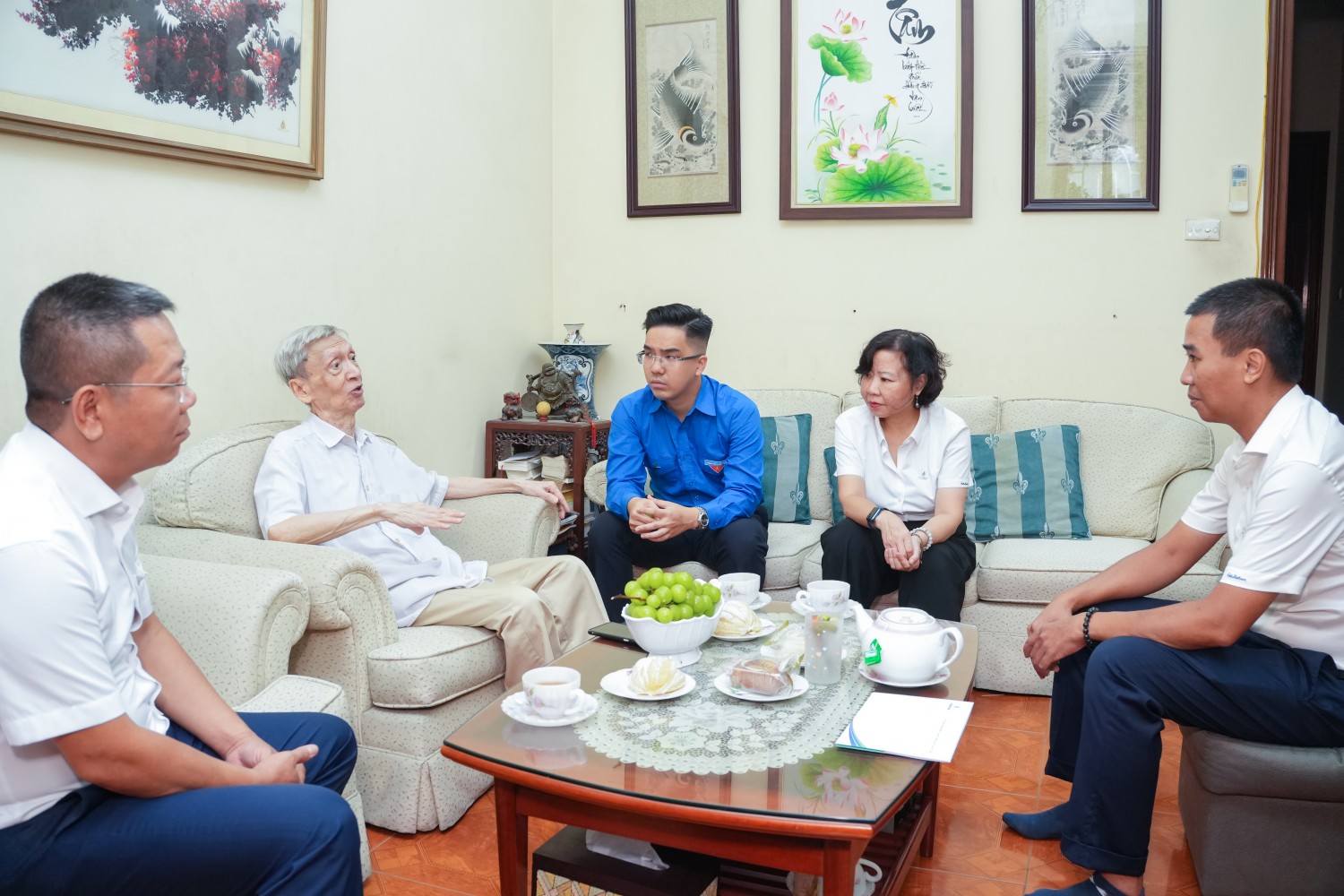 Đoàn công tác tới thăm hỏi, trò chuyện với ông Nguyễn Hiệp, nguyên Trưởng Ban LLHT Tập đoàn.