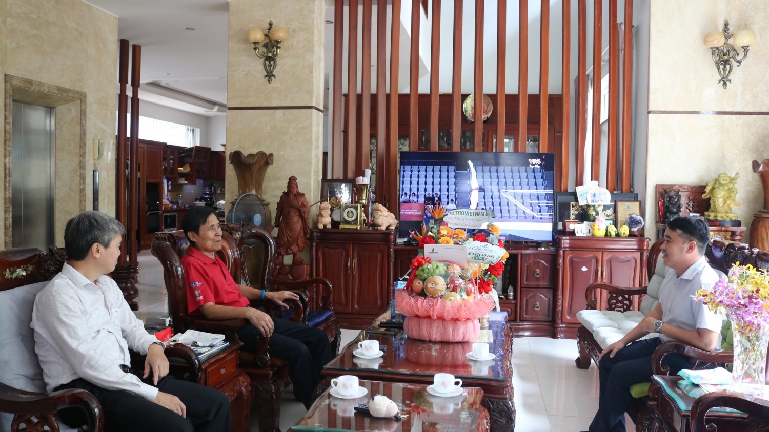 Đoàn công tác đến thăm hỏi, động viên Ông Lê Minh Hồng - Phó Trưởng Ban Liên lạc hưu trí Tập đoàn.