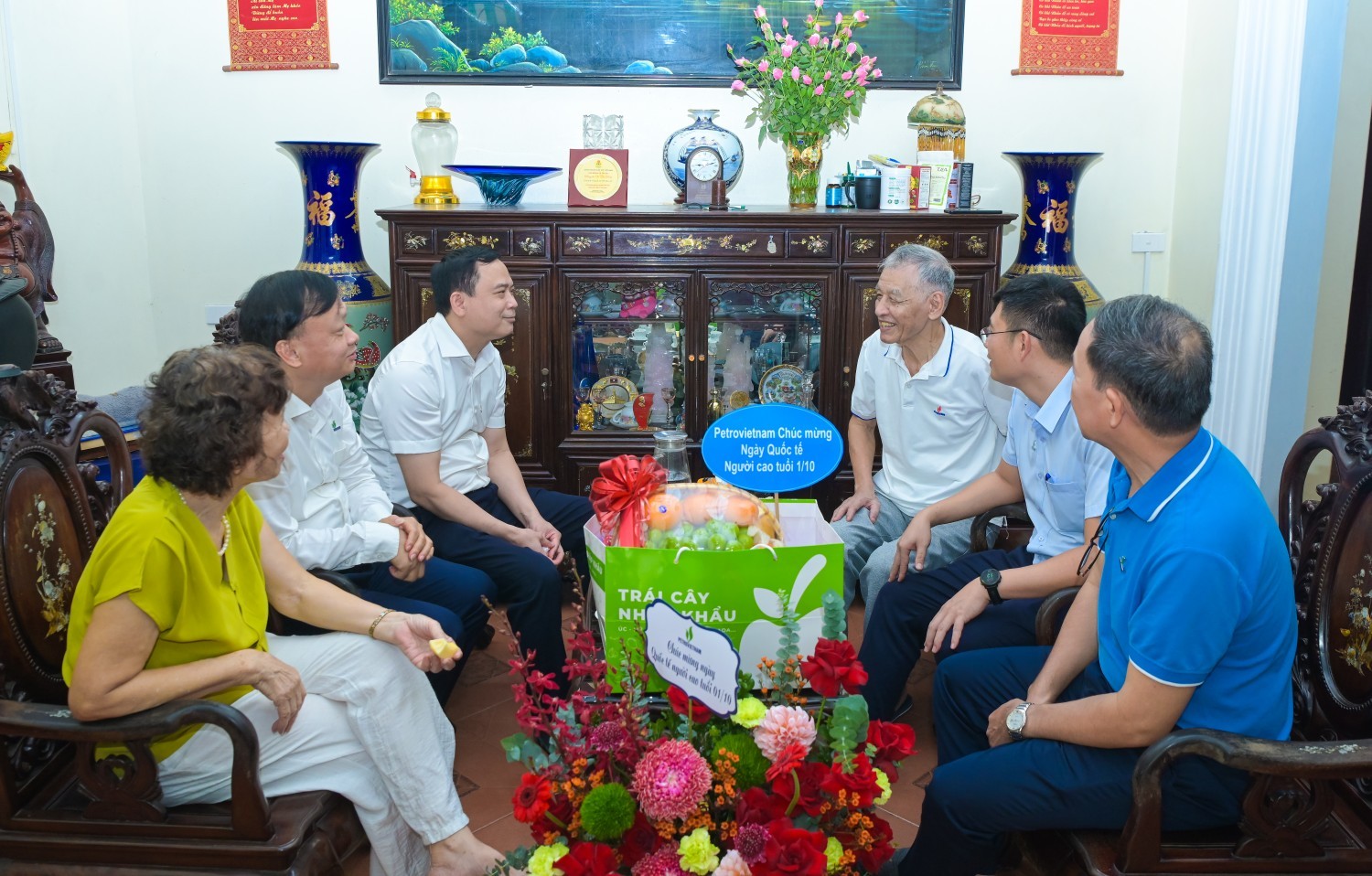 PETROVIETNAM tri ân những “cây cao bóng cả” nhân Ngày Quốc tế Người cao tuổi PETROVIETNAM tri ân những “cây cao bóng cả” nhân Ngày Quốc tế Người cao tuổi