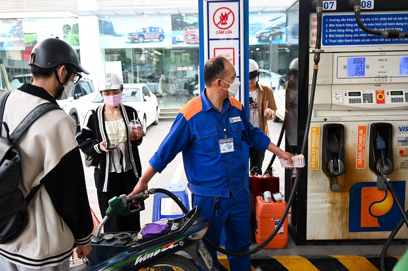 Xăng E10 lên gần 27.200 đồng/lít, dầu diesel giảm mạnh