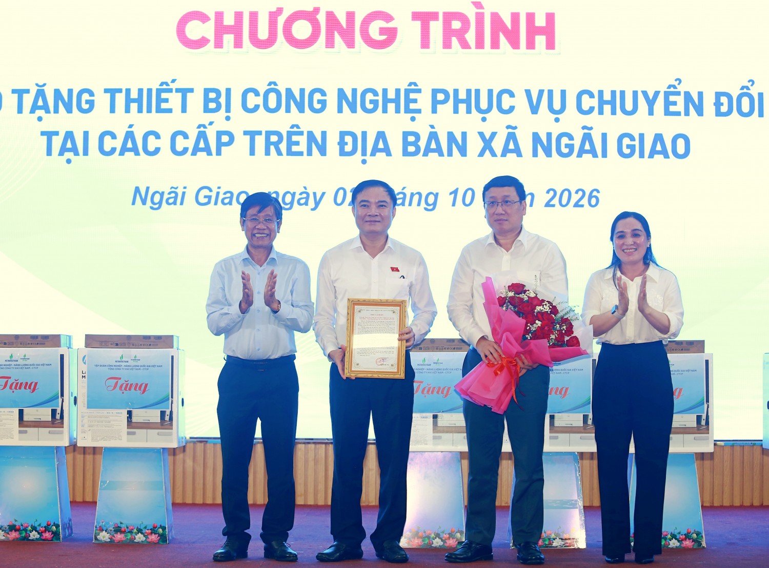 PETROVIETNAM tặng thiết bị công nghệ phục vụ chuyển đổi số tại xã Ngãi Giao (TP Hồ Chí Minh)