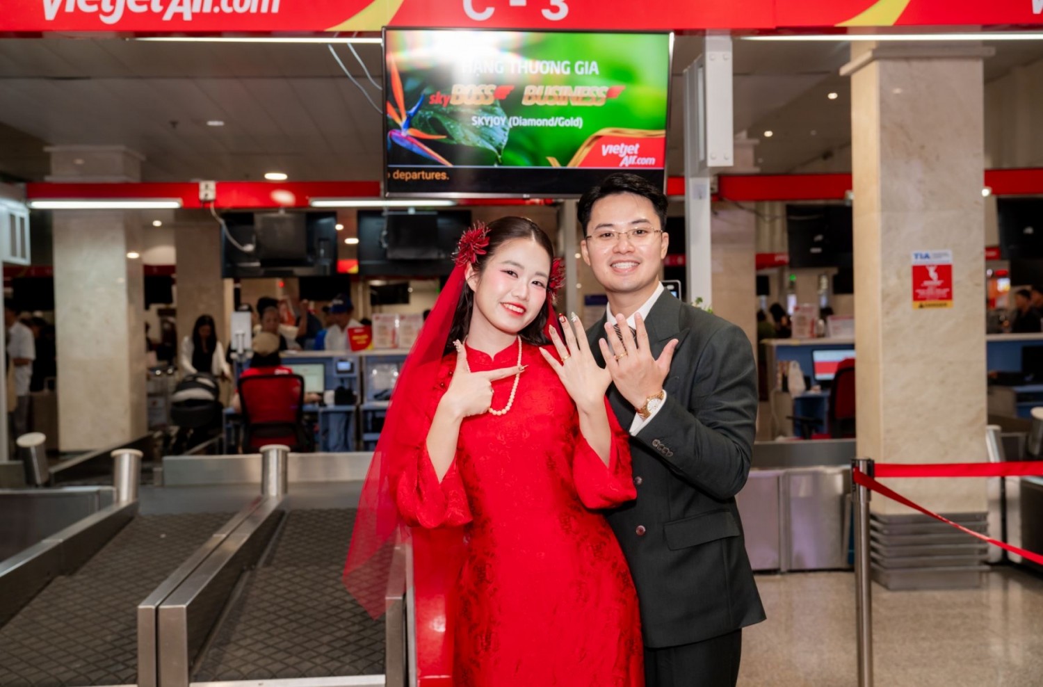 “Đưa nàng về dinh” bằng máy bay của Vietjet, đôi trẻ có lễ đưa dâu đặc biệt giữa tầng mây