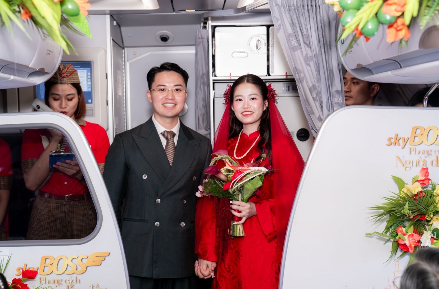 “Đưa nàng về dinh” bằng máy bay của Vietjet, đôi trẻ có lễ đưa dâu đặc biệt giữa tầng mây