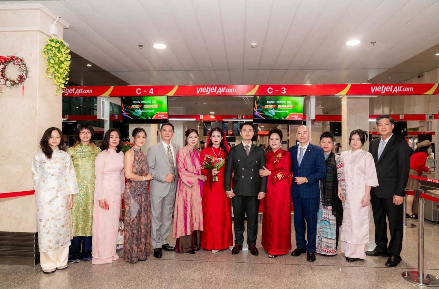 “Đưa nàng về dinh” bằng máy bay của Vietjet, đôi trẻ có lễ đưa dâu đặc biệt giữa tầng mây