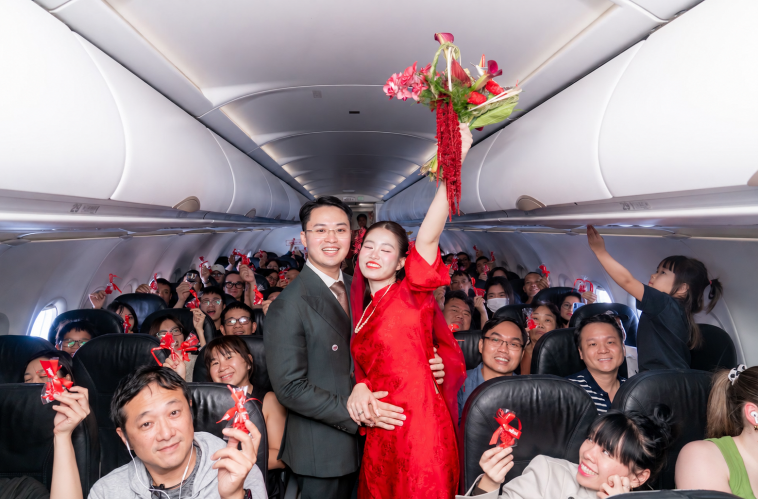 “Đưa nàng về dinh” bằng máy bay của Vietjet, đôi trẻ có lễ đưa dâu đặc biệt giữa tầng mây