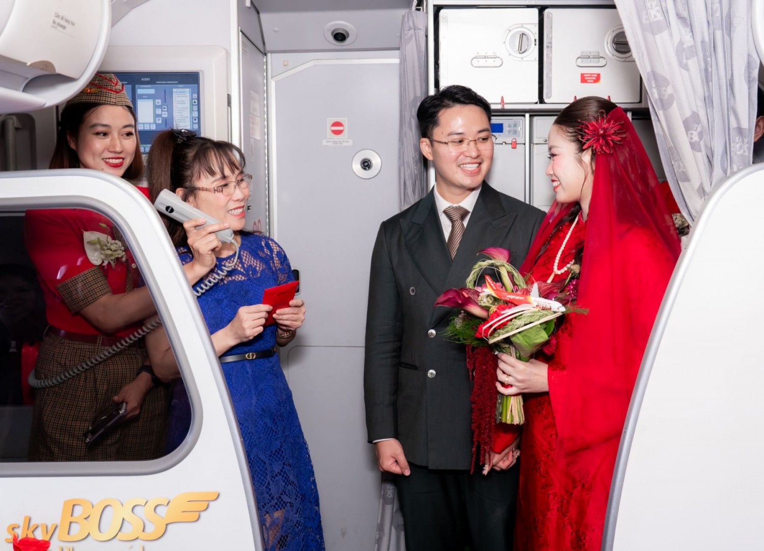 “Đưa nàng về dinh” bằng máy bay của Vietjet, đôi trẻ có lễ đưa dâu đặc biệt giữa tầng mây