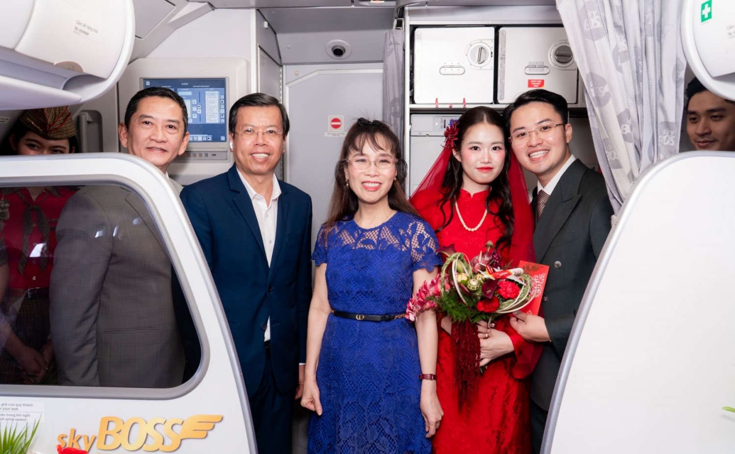 “Đưa nàng về dinh” bằng máy bay của Vietjet, đôi trẻ có lễ đưa dâu đặc biệt giữa tầng mây