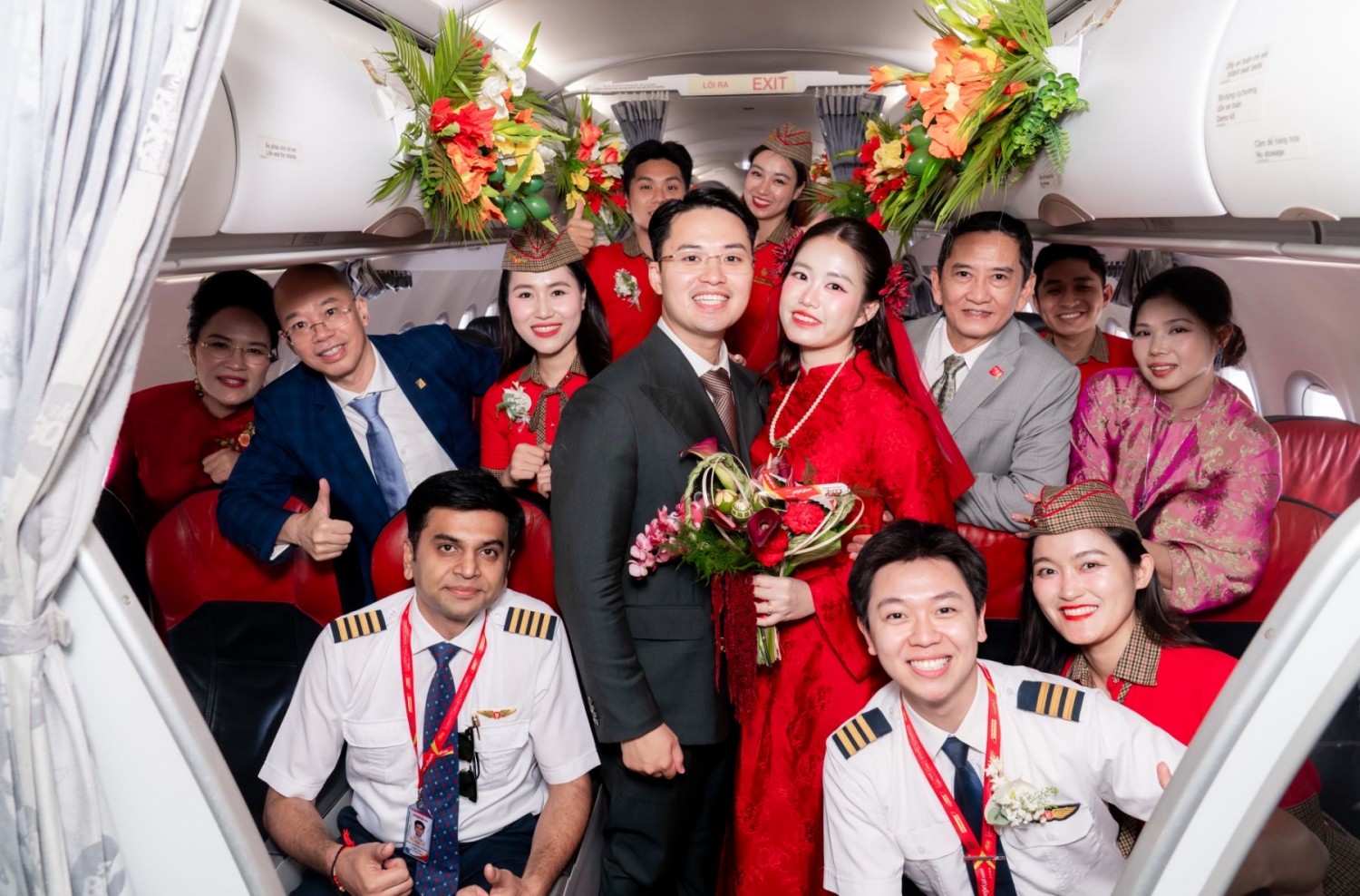 “Đưa nàng về dinh” bằng máy bay của Vietjet, đôi trẻ có lễ đưa dâu đặc biệt giữa tầng mây