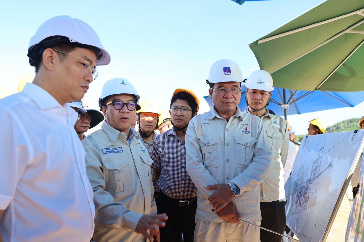 Phó Chủ tịch UBND tỉnh Quảng Ngãi kiểm tra thực địa và lắng nghe đại diện BSR báo cáo về tình hình triển khai công tác san lấp mặt bằng của Dự án NCMR NMLD Dung Quất.