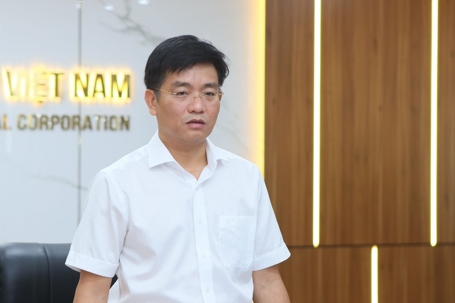 Phó Chủ tịch UBND tỉnh Quảng Ngãi Đỗ Tâm Hiển phát biểu tháo gỡ các vướng mắc, khó khăn trong việc triển khai Dự án NCMR NMLD Dung Quất. Đặc biệt, Phó Chủ tịch UBND tỉnh Quảng Ngãi khẳng định không thiếu nguồn vật liệu trong việc san lấp mặt bằng cho dự án.