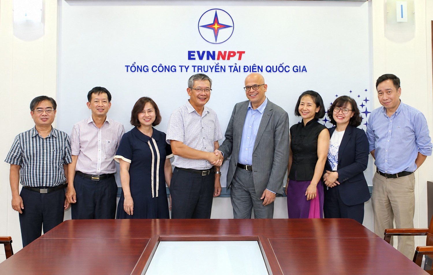 EVNNPT chủ động đa dạng hóa nguồn vốn, tạo nguồn lực phát triển lưới truyền tải điện đến năm 2030 EVNNPT chủ động đa dạng hóa nguồn vốn, tạo nguồn lực phát triển lưới truyền tải điện đến năm 2030